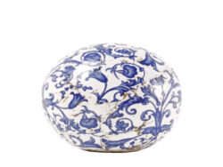 Koule pr.12cm, modrobílá keramika - Keramická dekorativní koule z kolekce modrobílé keramiky. Vhodné na zahradu/terasu. V modro-bílém barevném zpracování s květinovými motivy. Rozměr v cm (ŠxHxV): 12,7x12,7x12,5. Obsah: neuvádí se. Materiál: keramika.