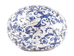 Koule pr.18cm, modrobílá keramika - Keramická dekorativní koule z kolekce modrobílé keramiky. Vhodné na zahradu/terasu. V modro-bílém barevném zpracování s květinovými motivy. Rozměr v cm (ŠxHxV): 18,2x18,2x17. Obsah: neuvádí se. Materiál: keramika.