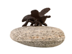 Dekorace kámen Včelka - Litinová dekorace ve tvaru včelky na kameni