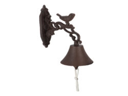 Zvon s ptáčkem litinový, dárkové balení - Litinová nástěnná konzolka s litinovým zvonem v dárkovém balení. Zvonek zvoní manuálně pomocí litinové kuličky uvnitř zvonu, ovládané bavlněnou šňůrkou. S ozdobnými ornamenty a dekorací ptáčka. Rozměr v cm (ŠxHxV): 10,6x19,3x24. Obsah: neuvádí se. Materiál: litina, bavlněná šňůrka.