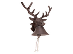 SC Zvonek jelen - Litinový nástěnný zvonek ke dveřím. Zvonek zvoní manuálně pomocí litinové kuličky uvnitř zvonu, ovládané bavlněnou šňůrkou. S dekorací jelení hlavy. Rozměr v cm (ŠxHxV): 22x14,5x27. Obsah: neuvádí se. Materiál: litina, bavlněná šňůrka.