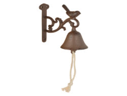 Zvonek na zeď s ptáčkem - Litinový nástěnný zvonek ke dveřím. Zvonek zvoní manuálně pomocí litinové kuličky uvnitř zvonu, ovládané bavlněnou šňůrkou. S ozdobnými ornamenty a dekorací ptáčka. Rozměr v cm (ŠxHxV): 7,5x14,4x15,5. Obsah: neuvádí se. Materiál: litina, bavlněná šňůrka.