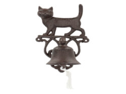 Zvonek s kočkou, litina - Litinový nástěnný zvonek ke dveřím. Zvonek zvoní manuálně pomocí litinové kuličky uvnitř zvonu, ovládané bavlněnou šňůrkou. S ozdobnými ornamenty a dekorací kočičky. Rozměr v cm (ŠxHxV): 14,3x13,2x24,2. Obsah: neuvádí se. Materiál: litina, bavlněná šňůrka.