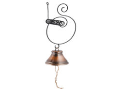 DOP Zvonek na pružince - Ocelový zvonek na kovové pružině. Zvonek zvoní manuálně pomocí ocelové kuličky uvnitř zvonku, ovládané provázkem. S ozdobným ornametnem. Rozměr v cm (ŠxHxV): 14,5x14x31. Obsah: neuvádí se. Materiál: měkká ocel.