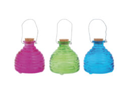 Lapač na bodavý hmyz, barevné sklo, 3T, M - 4 ks skleněných nádob s korkovým uzávěrem a kovovým drátkem na zavěšení. Vhodné jako lapače hmyzu. Ve 4 různých typech barevného zpracování. Jarní zelená, tyrkysově modrá, sytá růžová a holandská oranžová. Design včelího úlu. Rozměr v cm (ŠxHxV): 9,5x9,5x13,7. Obsah: neuvádí se. Materiál: sklo, korek, drát.