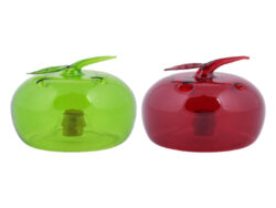 Lapač hmyzu, 2T - Set 2 ks skleněných nádob s korkovým uzávěrem a otvory po stranách nádoby. Vhodné jako lapače hmyzu. Ve 2 různých typech barev s designem jablka. V barvách jarní zelená a rubínově červená. Rozměr v cm (ŠxHxV): 9,4x9,4x9,5. Obsah: neuvádí se. Materiál: sklo, korek.