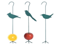 DOP Krmítko, 3T - 3 ks kovových závěsných krmítkek pro ptáky s odnímatelnou spodní částí nohy pro napíchnutí požadovaného množství ovoce nebo lojových krmných koulí. V tmavě zelené barvě se 3-mi typy dekorací ptáčků. Rozměr v cm (ŠxHxV): 10x5x40. Obsah: neuvádí se. Materiál: práškovaný kov.
