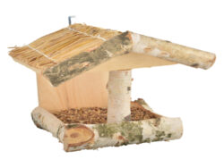 Krmítko pro ptáky na zeď - Dřevěné nástěnné krmítko pro ptáky. Vyrobeno z dřevěných špalíčků březového a jedlového dřeva pro zachování přírodního designu, se stříškou pokrytou sušeným rákosem. Rozměr v cm (ŠxHxV): 27,6x25,8x24,5. Obsah: neuvádí se. Materiál: březové dřevo, jedlové dřevo, rákos.