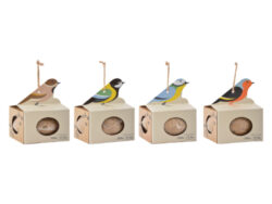 Krmítko pro ptáky závěsné s obří lojovou koulí, 4T - Set 4 ks lepenkových závěsných krmítek pro ptáky na jutovém provázku s dekorací detailu ptáčka a velkou lojovou krmnou koulí uvnitř. Ve 4 různých typech barevného provedení ptáčků. Rozměr v cm (ŠxHxV): 10x10x16. Obsah: neuvádí se. Materiál: lepenka, přísady krmná koule: pšenice, lůj, sušené hovězí maso prášek, semen čiroku, prosa, slunečnicových semen, e565.guarenteed složení: sacharidy 43,1%, tuk 30,6%, bílkoviny 10,9%, vlhkost 8,8%, jasanové dřevo 4%, surové vlákniny 2,6 %.