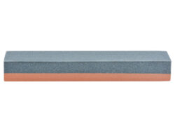 Kámen ostřící - Kamenný plát. Obdélníkový. Vhodný pro broušení čepele. Rozdělen na 2 části. 1. část slouží pro hrubé ostření, 2. část slouží pro jemné doostření čepele. V barevném zpracování cihlové červené a ocelové šedé. Rozměr v cm (ŠxHxV): 15,2x5,2x2,6. Obsah: neuvádí se. Materiál: korund.