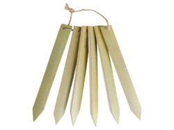 Bambusové štítky k rostlinám - Set 6-ti ks bambusových zápichů. Vhodné jako štítky k rostlinám k popisu vodotěsným popisovačem. Se špičatým hrotem pro snadné umístění a otvorem pro zavěšení. V přírodním designu bambusu, spojené jutovým provázkem. Popisovač není součástí balení. Rozměr v cm (ŠxHxV): 1,8x0,6x20. Obsah: neuvádí se. Materiál: bambus.