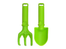 Nářadí zahradní dětské, plast, S2 - Set 2 ks plastového zahradního nářadí. Vhodné pro děti. Set obsahuje 1 x plastovou ruční lopatku a 1 x plastové ruční hrabičky. Nářadí je opatřeno otvorem pro zavěšení. V jarně zeleném barevném zpracování. Rozměr v cm (ŠxHxV): 6,0/5,9x5,2/3,4x23,9/23,9. Obsah: neuvádí se. Materiál: PP.