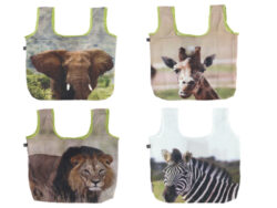 Nákupní tašky a africkými zvířaty, 4T - Set 4 ks polyesterových tašek. SKLÁDACÍ. Ve 4 různých typech zpracování barev a potisku. Barevný potisk s motivem zebry, lva, slona a žirafy. Balení obsahuje obal na tašku s plastovým očkem pro snadné zavěšení. Rozměr v cm (ŠxHxV): 36x5,5x36. Obsah: neuvádí se. Materiál: 190t polyester.