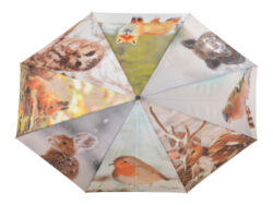Deštník Zima - Polyesterový deštník. S kovovou rukojetí opatřenou dřevěným úchopem. V barevném zpracování s potiskem lesní zveře a ptactva. Rozměr v cm (ŠxHxV): 120x120x95. Obsah: neuvádí se. Materiál: polyester, kov, dřevo.
