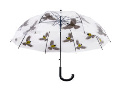 Deštník průhledný Ptáci - Plastový deštník z odolného materiálu. Kulatý design. S kovovou rukojetí opatřenou plastovým úchopem. Deštník je vyroben z odolného průhledného materiálu opatřeného barevným potiskem létajících sýkorek. Rozměr v cm (ŠxHxV): 80,8x80,8x81. Obsah: neuvádí se. Materiál: POE, kov, PE.