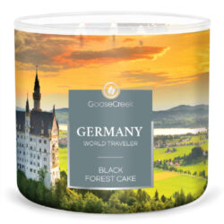 Svíčka WORLD TRAVELER 0,41 KG GERMANY - BLACK FOREST CAKE, aromatická v dóze - Vonn svky ve skle svkem, temi knoty a dlkou hoen vce jak 35 hodin. Uijte si rozmanitost vn a rovnomrn hoen, kter pinej svky Goose Creek.