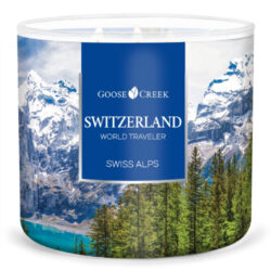 Svíčka WORLD TRAVELER 0,41 KG SWITZERLAND - SWISS ALPS, aromatická v dóze - Vonn svky ve skle svkem, temi knoty a dlkou hoen vce jak 35 hodin. Uijte si rozmanitost vn a rovnomrn hoen, kter pinej svky Goose Creek.