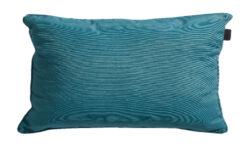 Polštář dekorační 45X45, modrá|Sea blue OUTDOOR - Dekorativní polštář opatřen kvalitním zipem, díky čemuž se dobře udržuje. Tato ekologická textilie je ze 70% složená z recyklovaných vláken. Vhodnost pro venkovní použití a změnu barvy má tato textilie známku 5 z 8, což znamená, že po dlouhodobém používání a vystavování slunci může změnit barvu. Tato textilie je měkká a příjemná, proto je vhodná pro venkovní použití na stanovišti chráněném před vlivy počasí.
Složení: 50% bavlna, 45% polyester, 5% ostatní recyklovaný materiál
Váha: 0,45kg