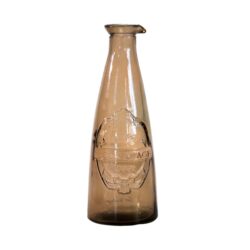 Karafa ECOVINTAGE 1L, hnědá - Elegantn dbny, lahve a karafy z recyklovanho skla. Spojuj kvalitu, praktinost a styl, aby v interir zil.