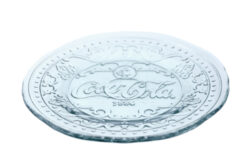 Talíř COCA COLA, pr.20 cm, čirá - Krásný talíř z ECO produktů VIDRIOS SAN MIGUEL 100% spotřebitelsky recyklované sklo s certifikací GRS.