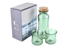 Láhev s uzávěrem, 2 skleničky, dárkové bal., pr.19,5x24,5cm, sv. zelená - Praktick lhev zECO produkt VIDRIOS SAN MIGUEL 100% spotebitelsky recyklovan sklo s certifikac GRS.