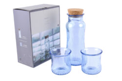 Láhev s uzávěrem, 2 skleničky, dárkové bal., pr.19,5x24,5cm, sv. modrá - Praktick lhev zECO produkt VIDRIOS SAN MIGUEL 100% spotebitelsky recyklovan sklo s certifikac GRS.